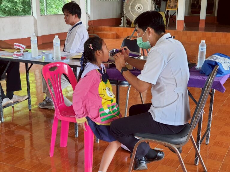 รับการตรวจสุขภาพช่องปากและฟันจาก รพร.ด่านซ้าย